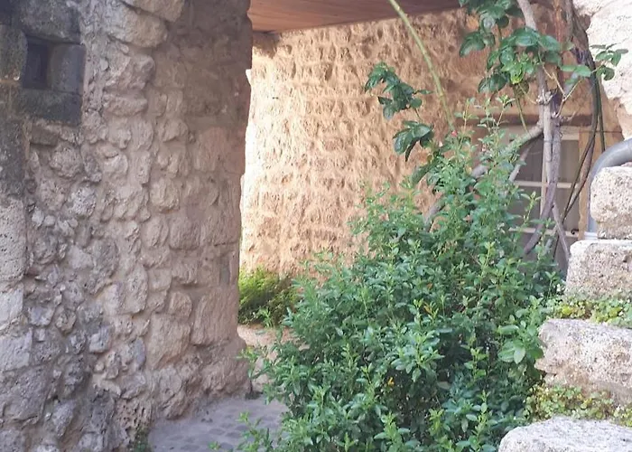Adhemar, L'escalier Medieval Apartment